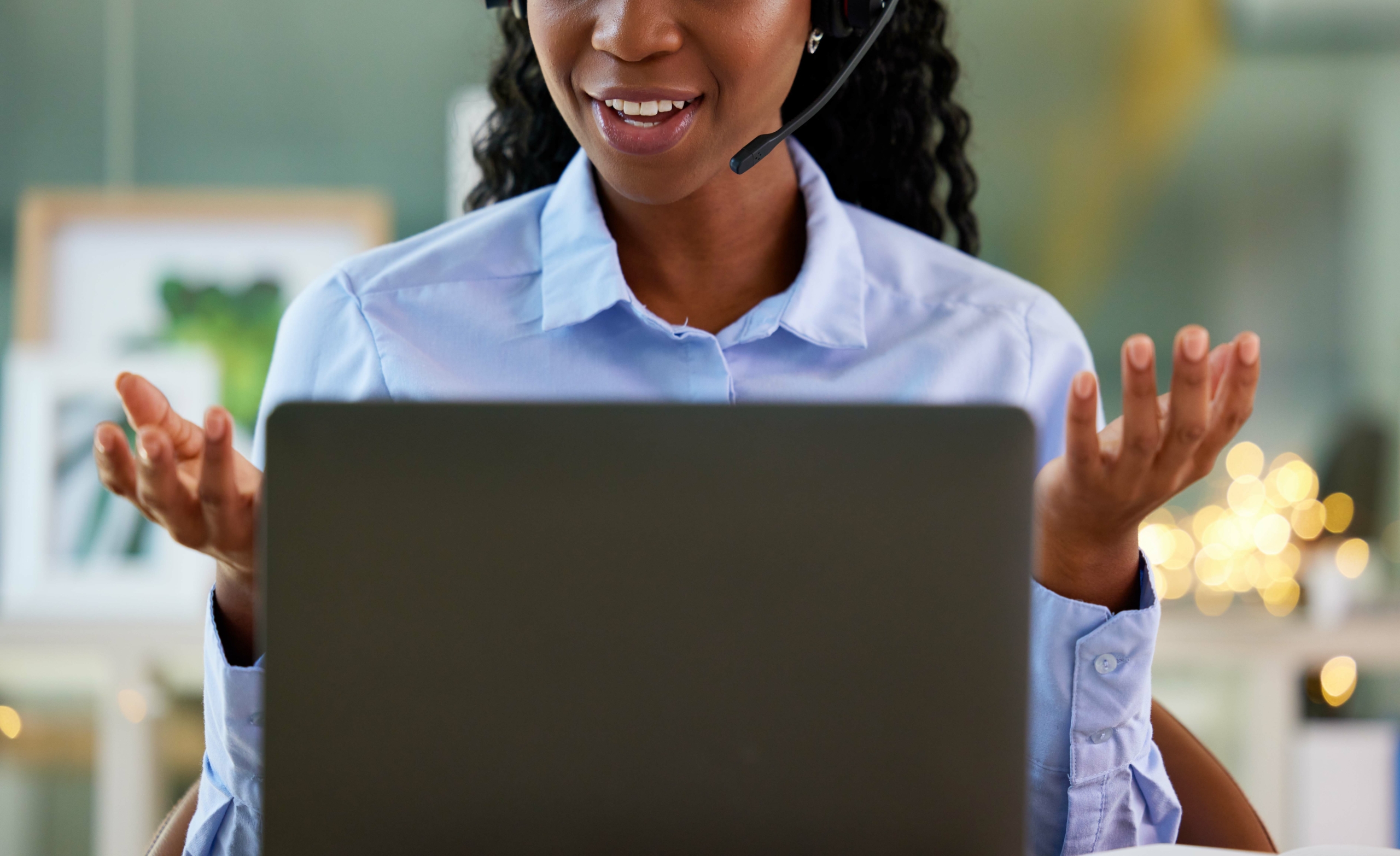 a customer service agent helping a customer based on the organization’s customer service analytics.